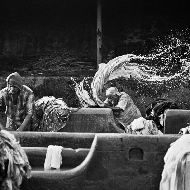 I lavoratori della lavanderia di Mahalaxmi Dhobighat, per lo più emigrati dallo stato di Uttar Pradesh, lavano i vestiti dei privati. Bombay, India, 1995.